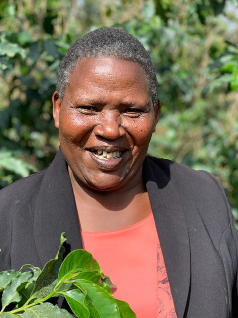 Catherine har fået flere kaffetræer på farmen